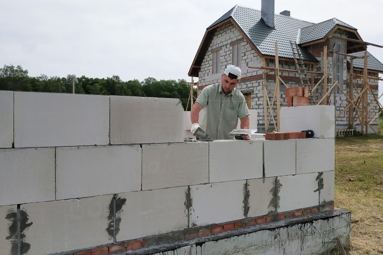 Розміри газоблоку: товщина стіни, перев’язка та витрата клею